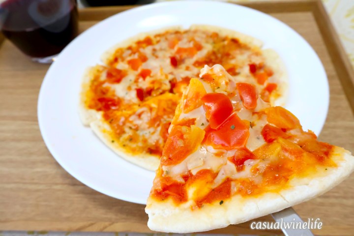 マルハニチロ,うす焼きピッツァ,トマトとモツァレラチーズ,冷凍ピザ,赤ワインに合う,おつまみ,赤ワインのつまみ,どこで売ってる,どこで買える,食べてみた,レビュー,感想,口コミ,ワインブログ,カジュアルワイン生活