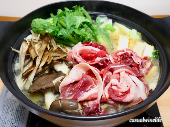 イノシシ,肉,鍋,猪肉,ジビエ,牡丹鍋,レシピ,簡単,季節,時期,旬,食べ方,美味しい,赤ワイン,カベルネソーヴィニヨン,赤ワインに合う,食べてみた,レビュー,感想,口コミ,ワインブログ,カジュアルワイン生活